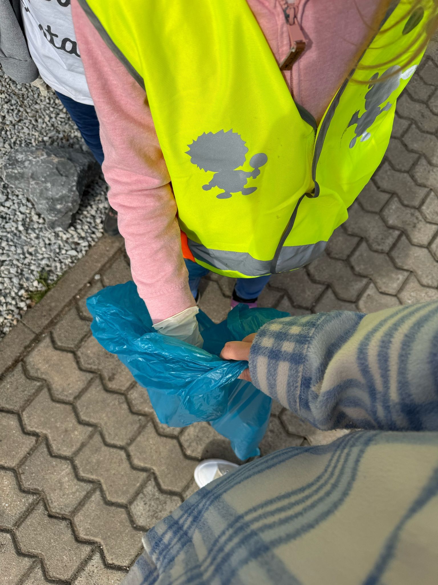 Sch%C3%BClerin%20und%20Lehrkraft%20sammeln%20gemeinsam%20M%C3%BCll%20ein Sch%C3%BClerin%20und%20Lehrkraft%20sammeln%20gemeinsam%20M%C3%BCll%20ein